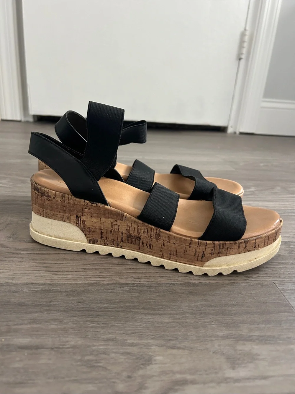 Universal Thread platform sandals